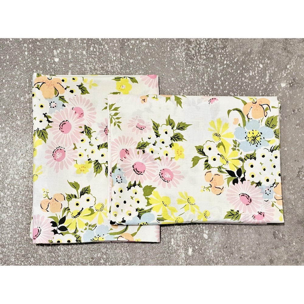 Vintage 1960s Daisy Floral Pillowcases, Set of 2